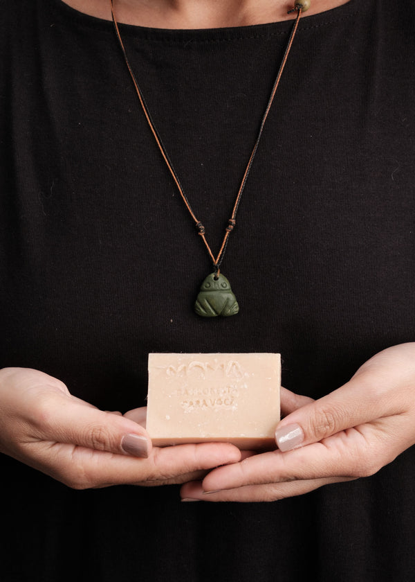 Kit Colar índigena muiraquitã + sabonete corporal MOMA | TUCUM