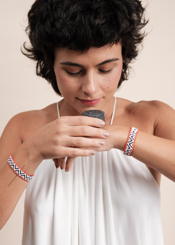 Kit dupla de pulseira indígena + sabonete facial MOMA | TUCUM