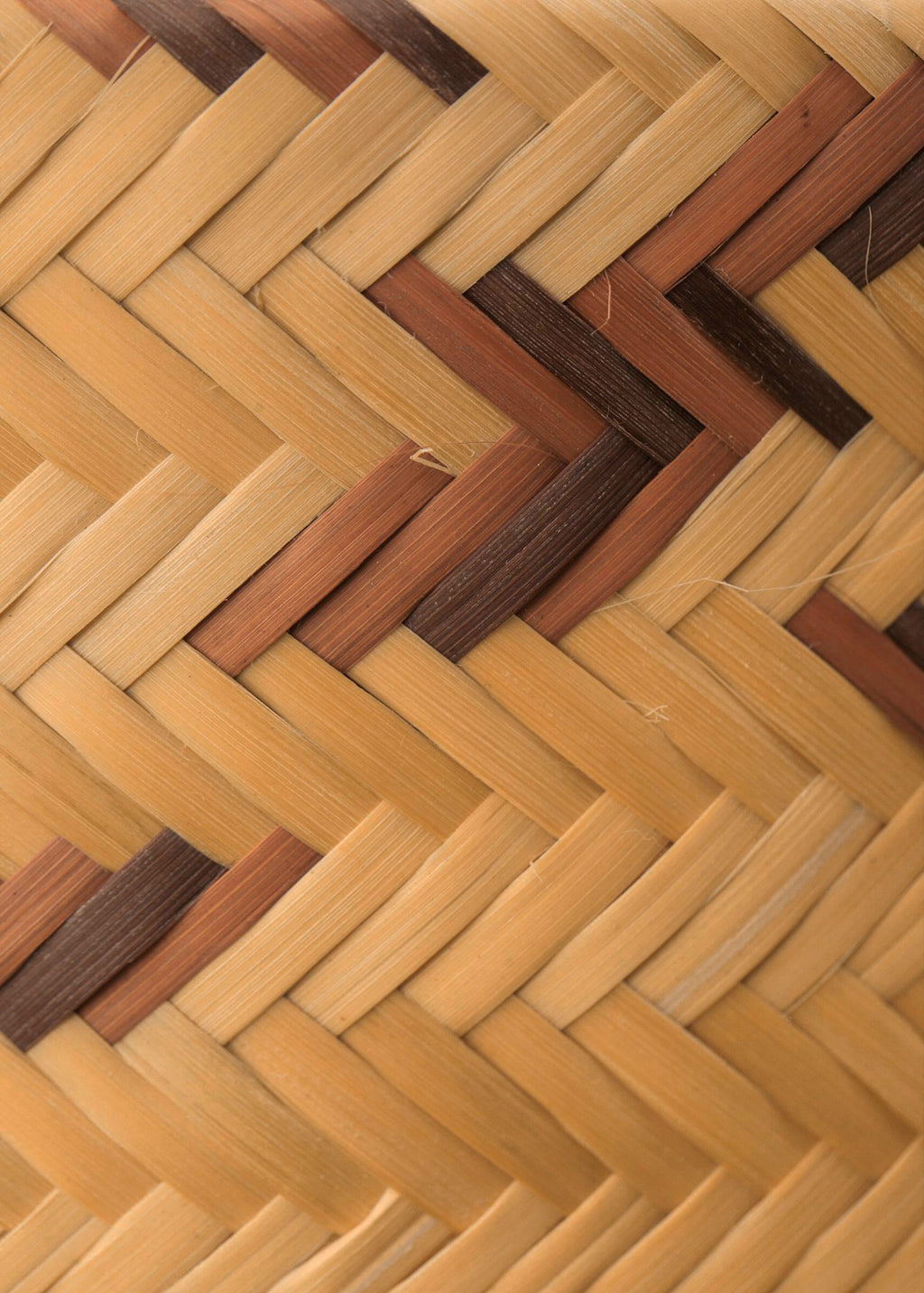 Cesto de fibra de cauaçu bege e marrom feito pelos povos do Teçume da Amazônia, artesanato indígena brasileiro 