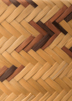 Cesto de fibra de cauaçu bege e marrom feito pelos povos do Teçume da Amazônia, artesanato indígena brasileiro 