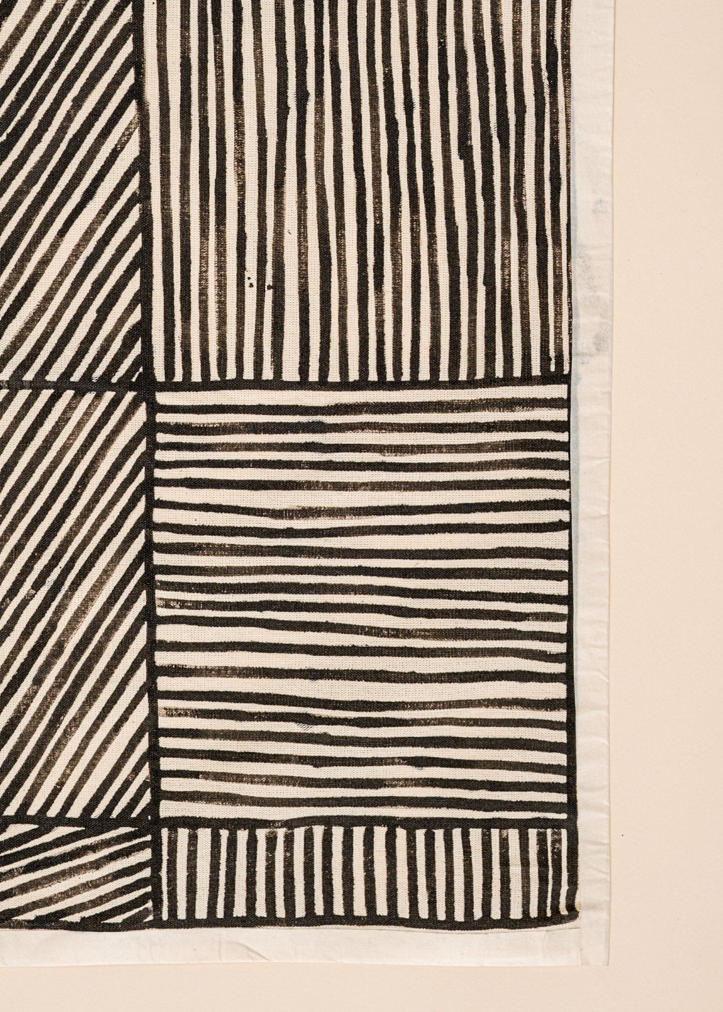 Tela com grafismos indígena preta e branca feita pelo povo Kayapó, artesanato indígena brasileiro