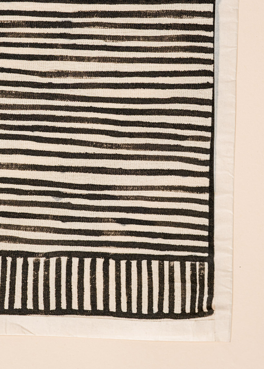Tela com grafismos indígena preta e branca feita pelo povo Kayapó, artesanato indígena brasileiro