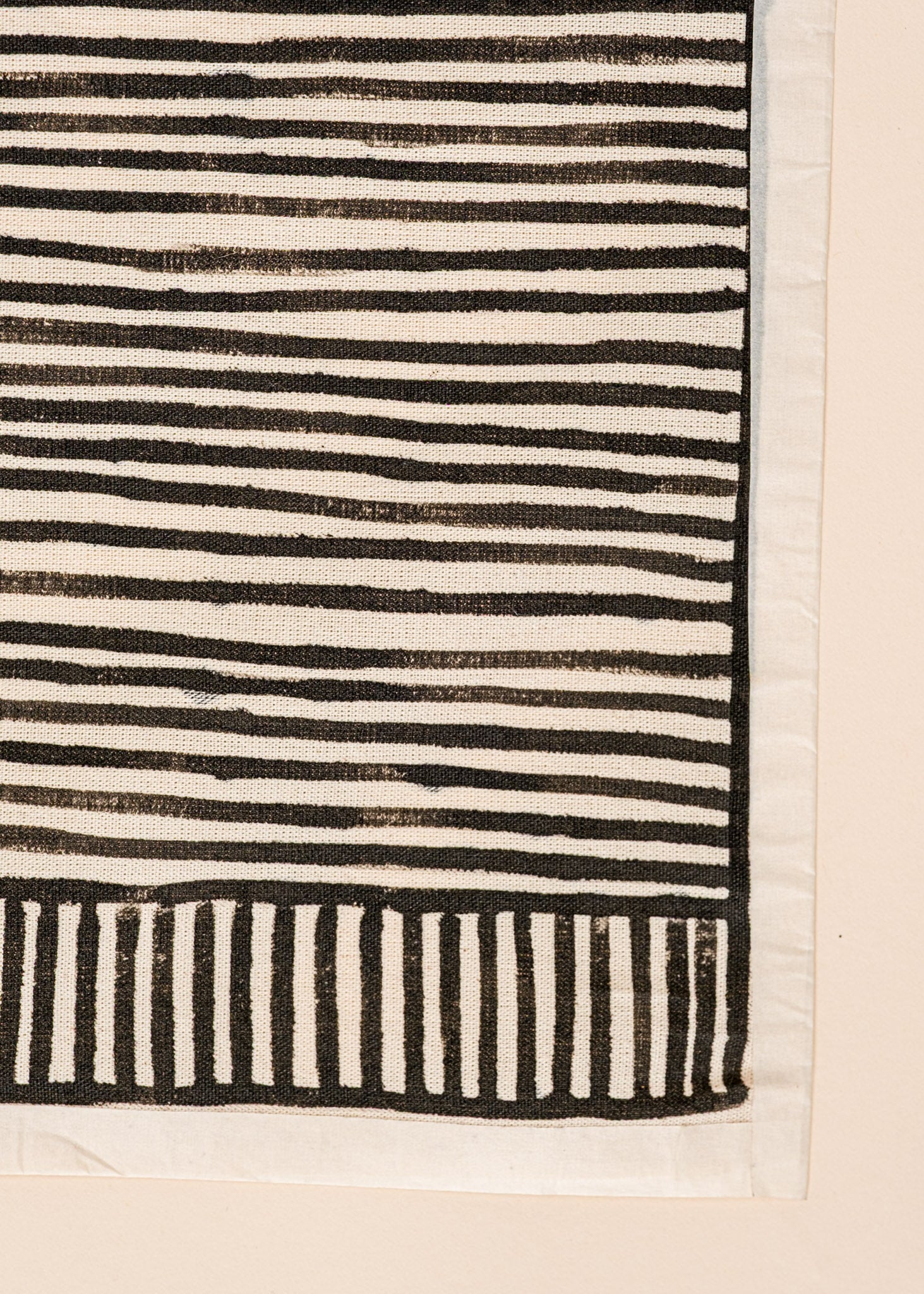 Tela com grafismos indígena preta e branca feita pelo povo Kayapó, artesanato indígena brasileiro