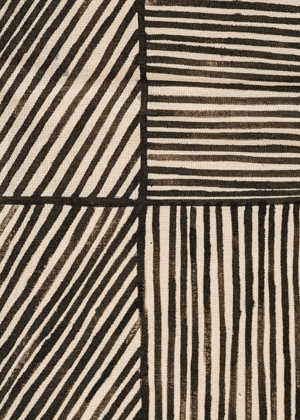 Tela com grafismos indígena preta e branca feita pelo povo Kayapó, artesanato indígena brasileiro