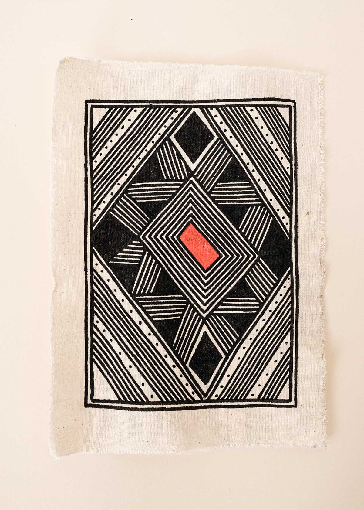 A pintura em tecido é uma inovação criativa indígena a partir de um dos aspectos mais característicos de suas culturas: a pintura corporal. A Tucum tem o prazer de apresentar toda a força e a beleza das pinturas indígenas!  Ganhe 10% de desconto na sua primeira compra!
