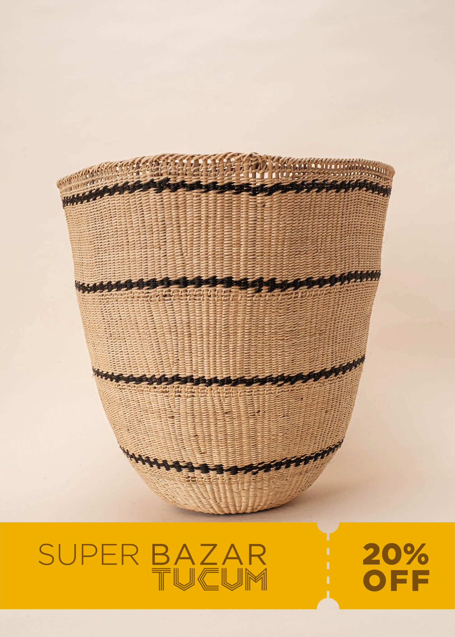 Cesto Wii de fibras bege feito pelo povo Yanomami, artesanato indígena brasileiro 
