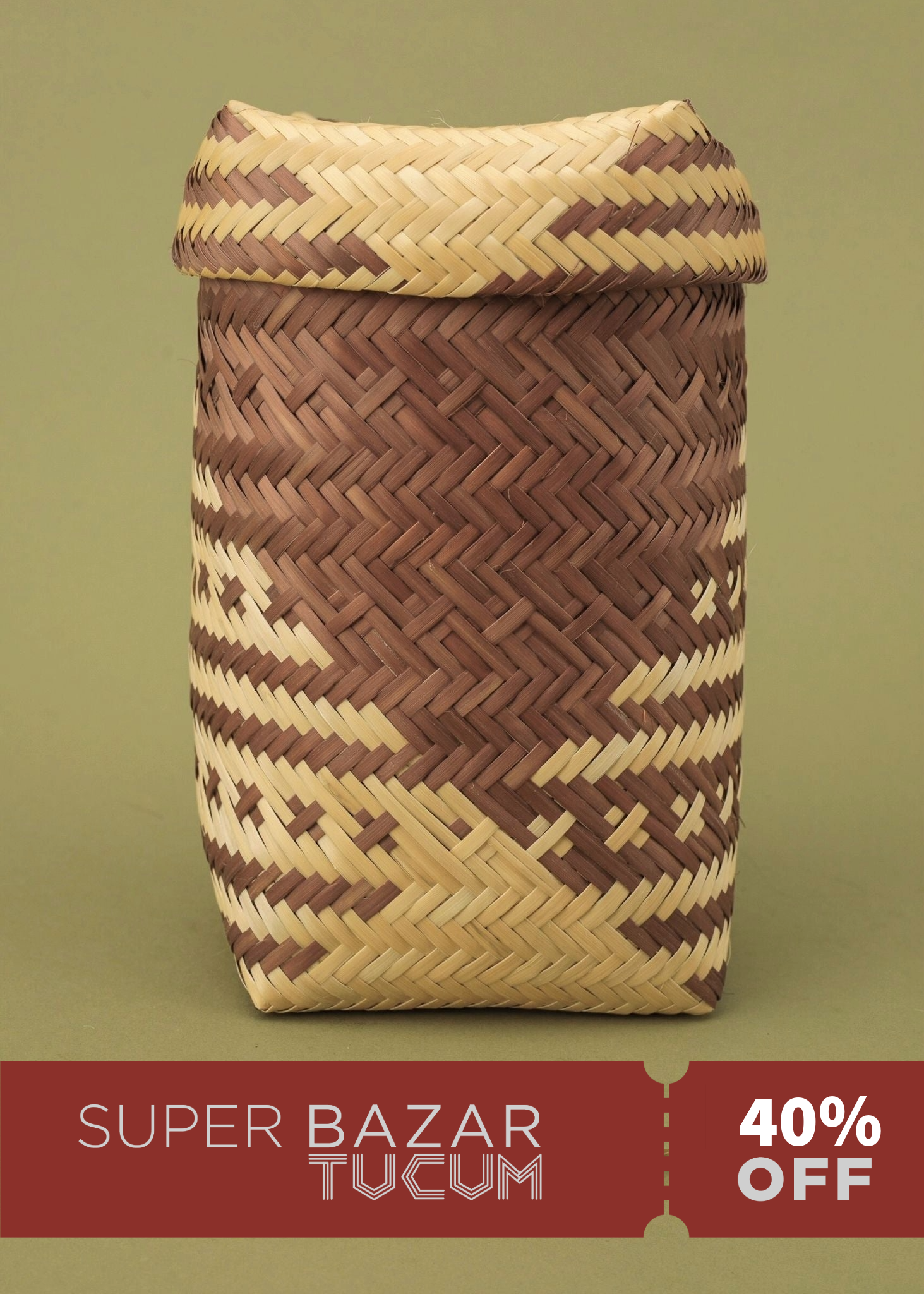 Cesto de fibras bege e marrom feito pelos povos do Teçume da Amazônia, artesanato indígena brasileiro Imagem principal do produto