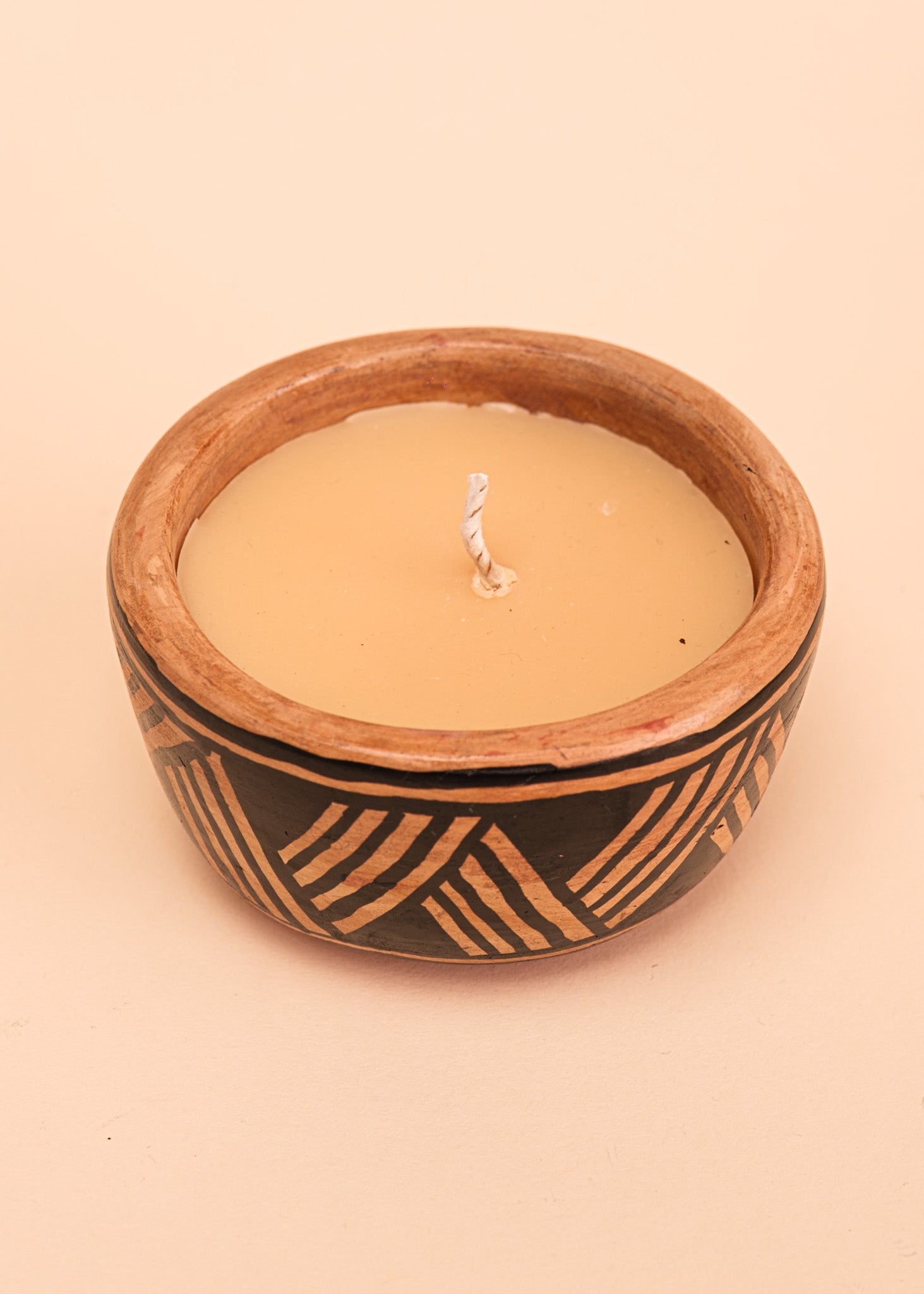 Vela aromática na cerâmica Waurá | Tucum Brasil Imagem secundária do produto