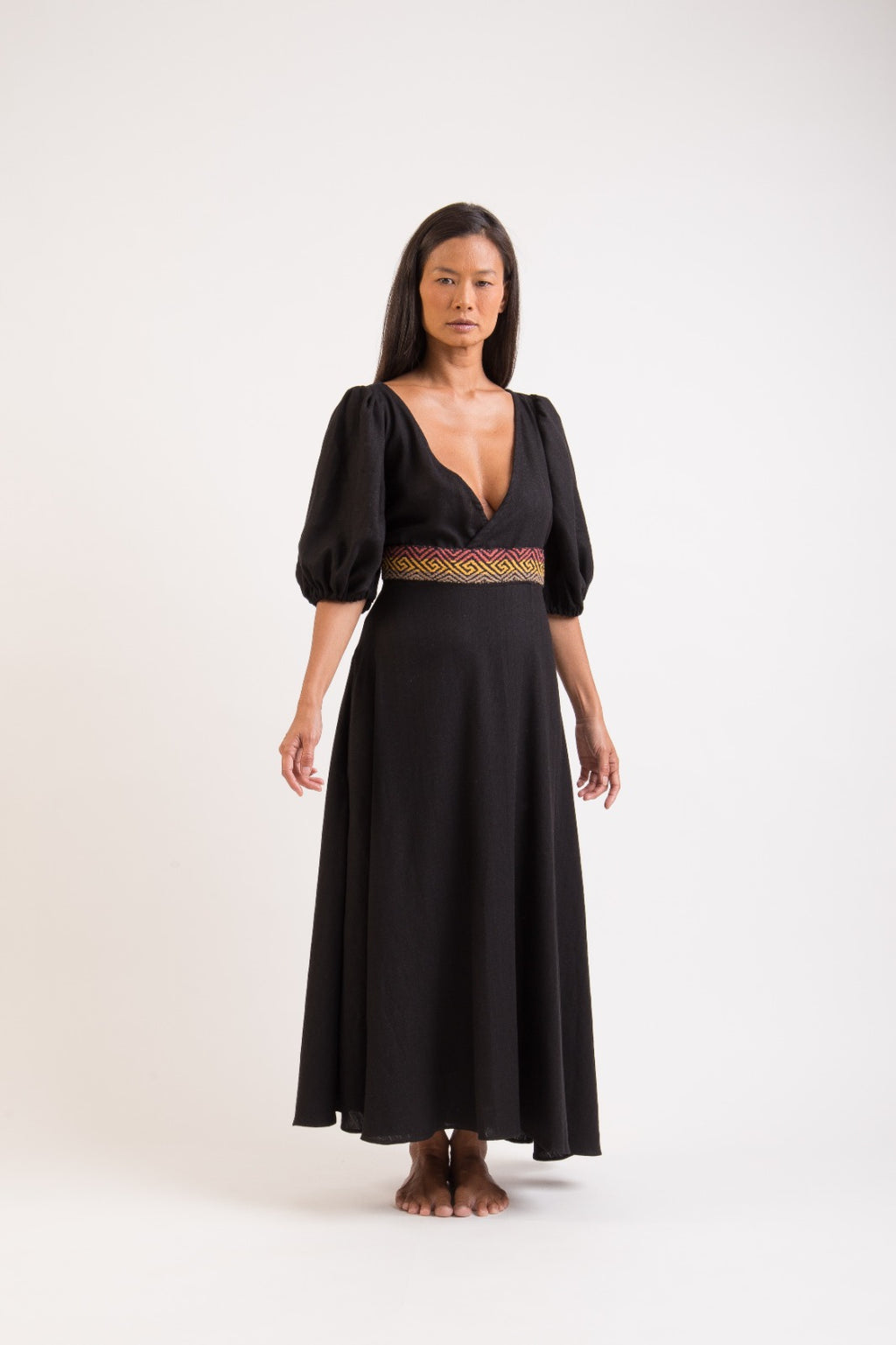 Vestido bordado preto feito pelo povo Huni Kuin, artesanato indígena brasileiro