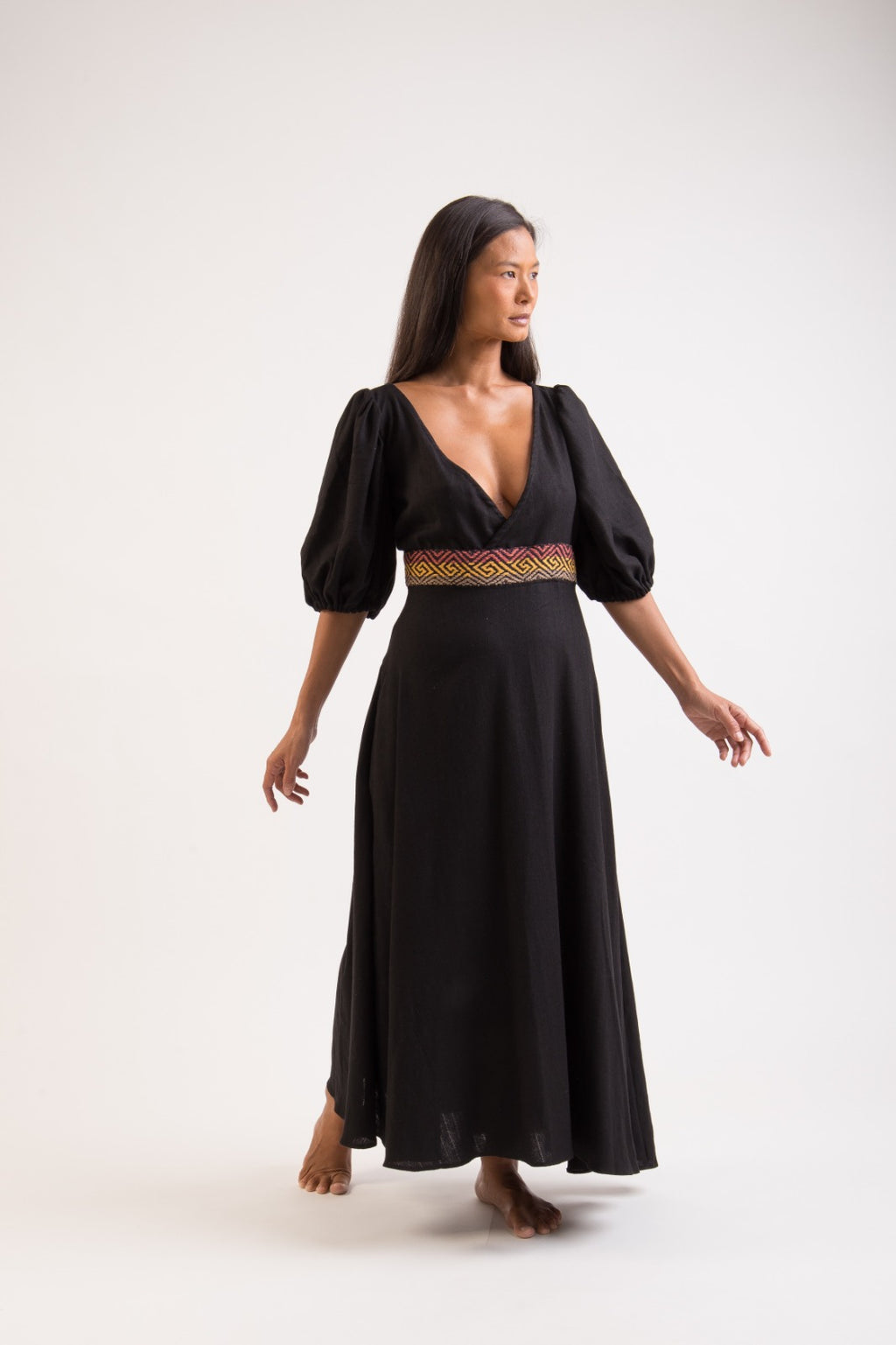 Vestido bordado preto feito pelo povo Huni Kuin, artesanato indígena brasileiro