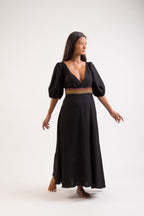 Vestido bordado preto feito pelo povo Huni Kuin, artesanato indígena brasileiro