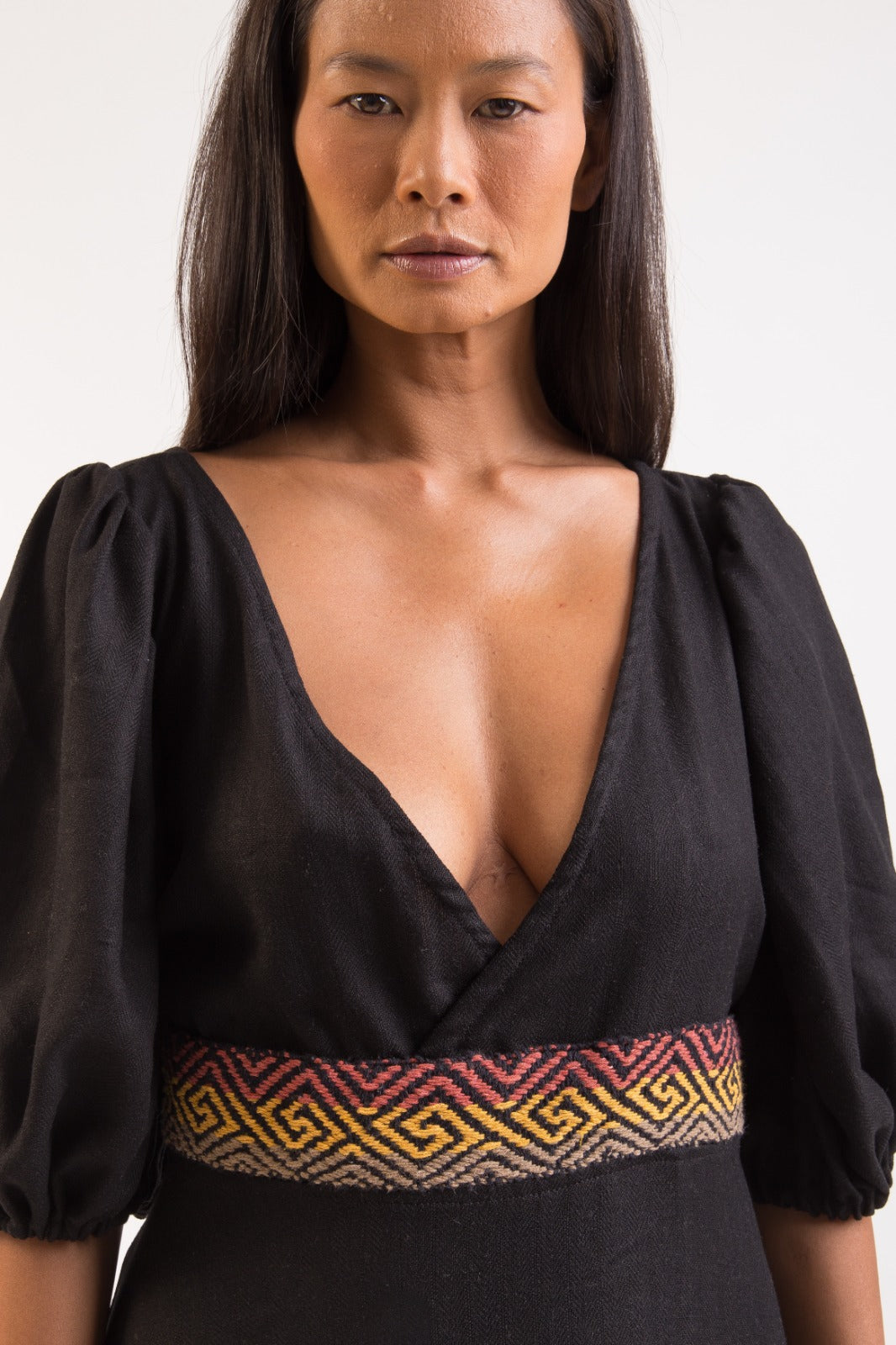 Vestido bordado preto feito pelo povo Huni Kuin, artesanato indígena brasileiro