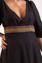 Vestido bordado preto feito pelo povo Huni Kuin, artesanato indígena brasileiro