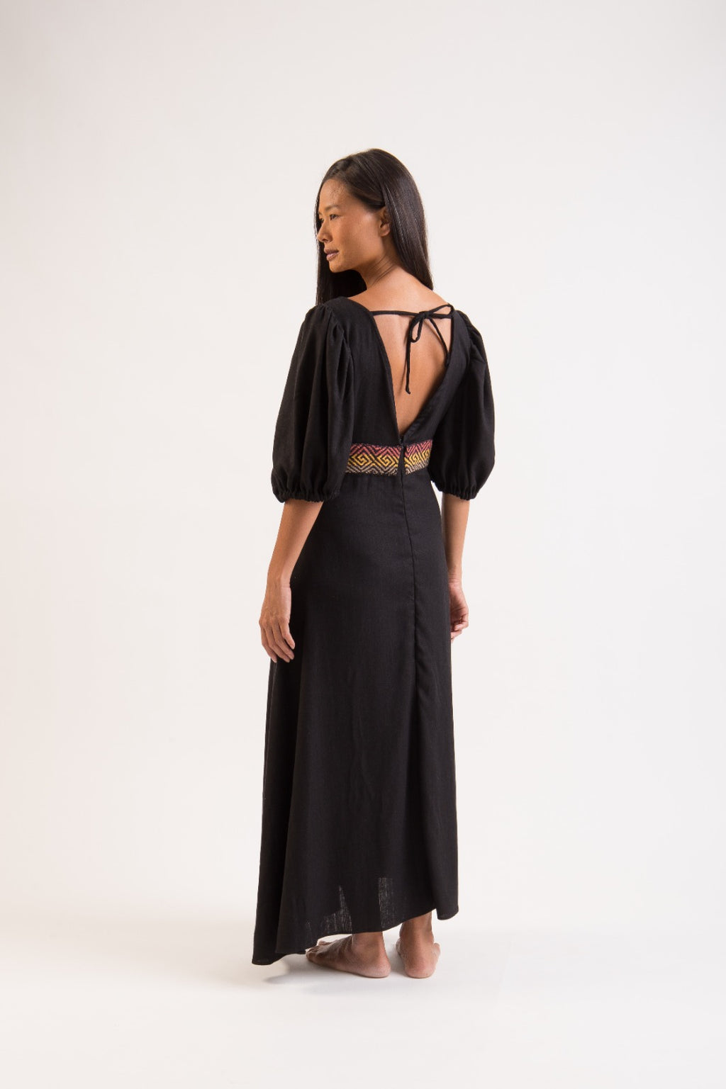 Vestido bordado preto feito pelo povo Huni Kuin, artesanato indígena brasileiro