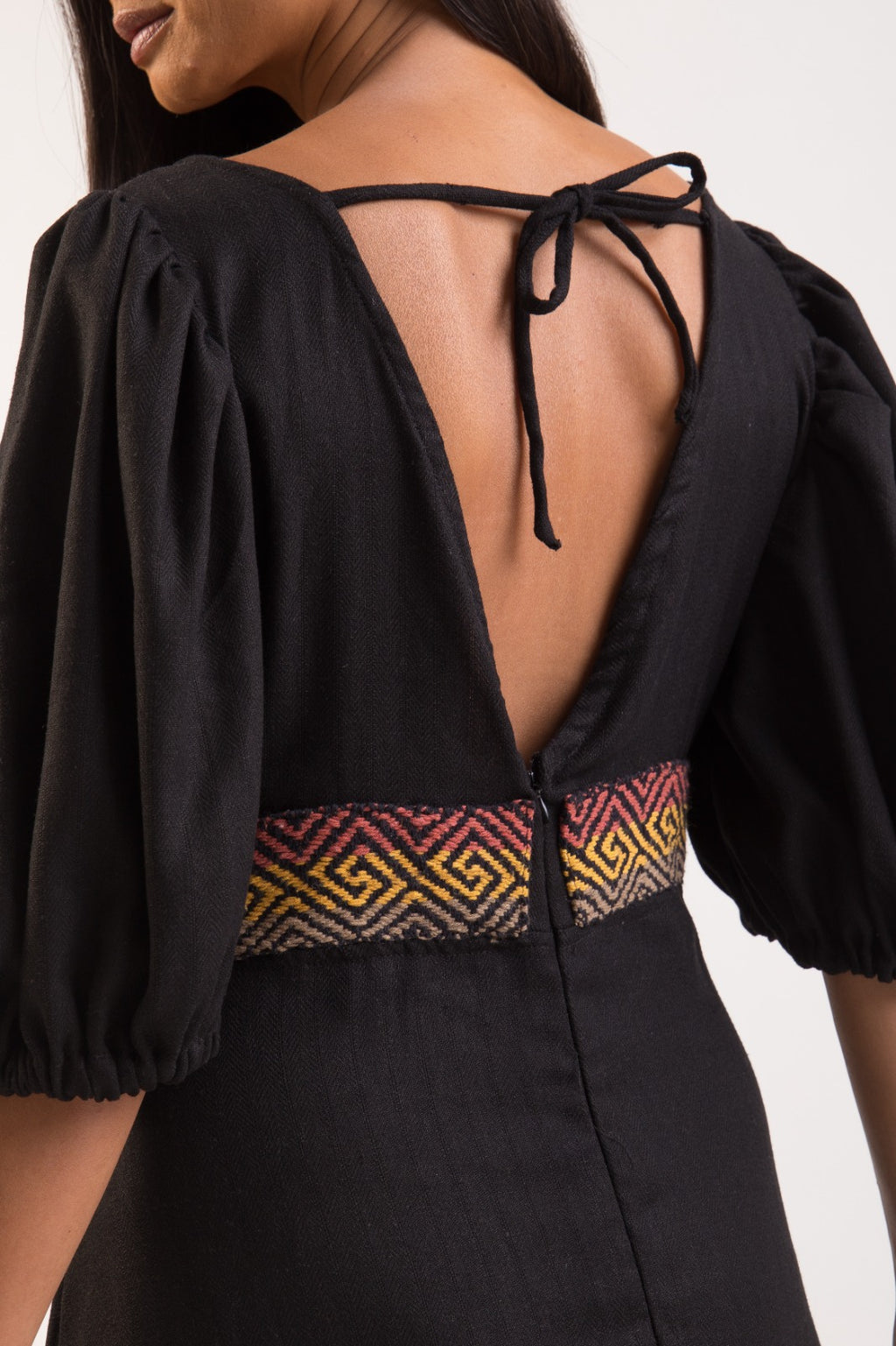 Vestido bordado preto feito pelo povo Huni Kuin, artesanato indígena brasileiro