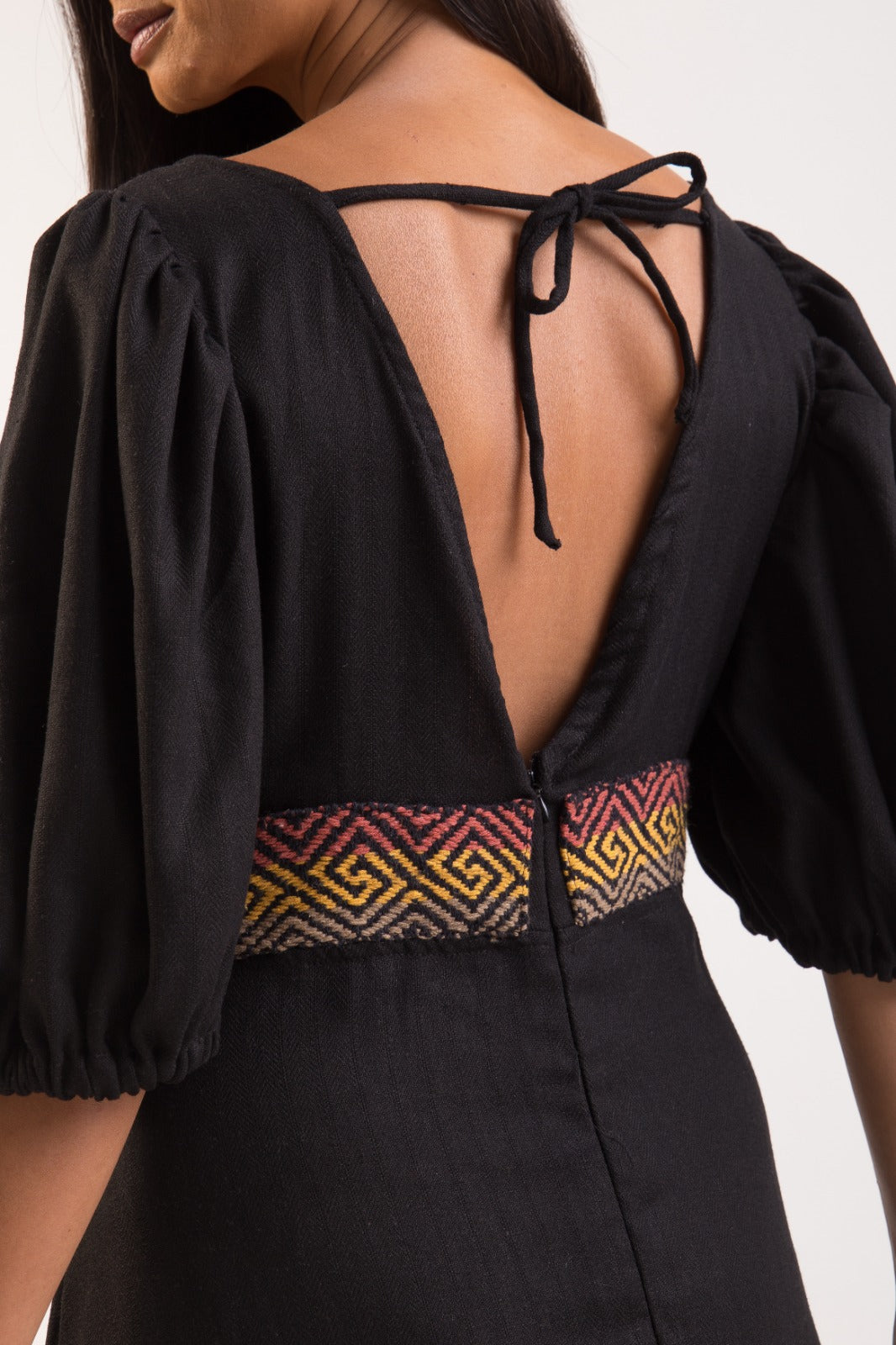 Vestido bordado preto feito pelo povo Huni Kuin, artesanato indígena brasileiro