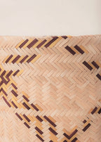 Cesto de fibras bege, amarelo e marrom feito pelos povos do Teçume da Amazônia, artesanato indígena brasileiro 