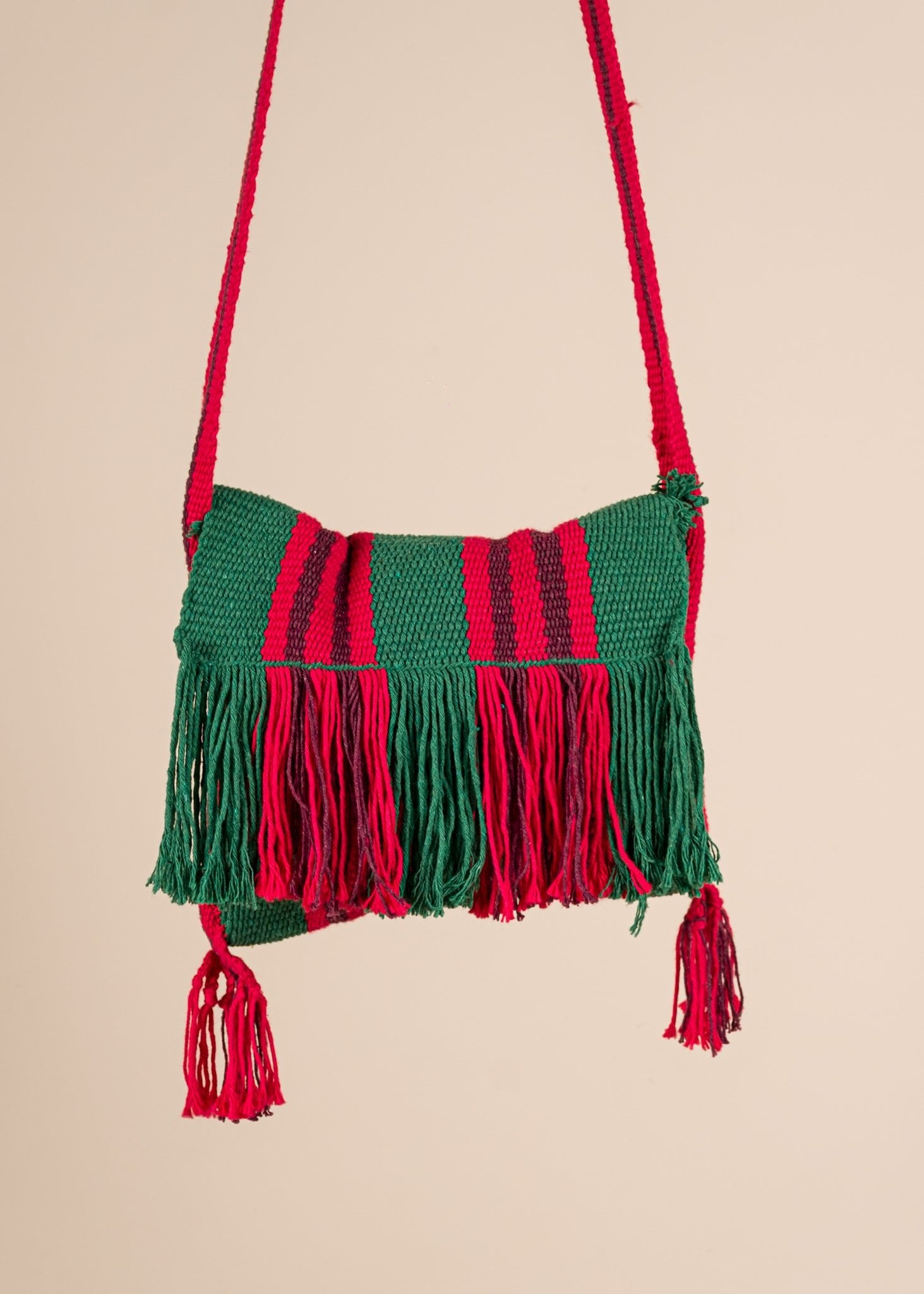 Bolsa de tecelagem verde e vermelha feita pelo povo Guajajara, artesanato indígena brasileiro 