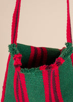 Bolsa de tecelagem verde e vermelha feita pelo povo Guajajara, artesanato indígena brasileiro 