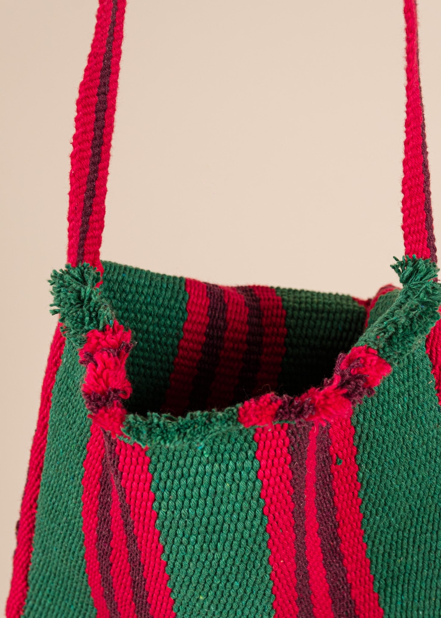 Bolsa de tecelagem verde e vermelha feita pelo povo Guajajara, artesanato indígena brasileiro 