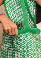 Bolsa de tecelagem verde e branca feita pelo povo Guajajara, artesanato indígena brasileiro 
