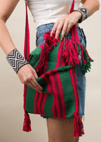 Bolsa de tecelagem verde e vermelha feita pelo povo Guajajara, artesanato indígena brasileiro 