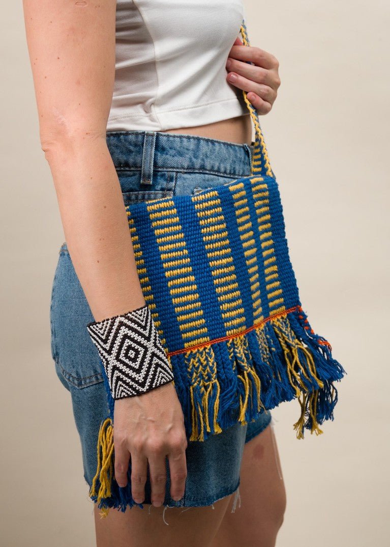 Bolsa de tecelagem azul e amarela feita pelo povo Guajajara, artesanato indígena brasileiro 