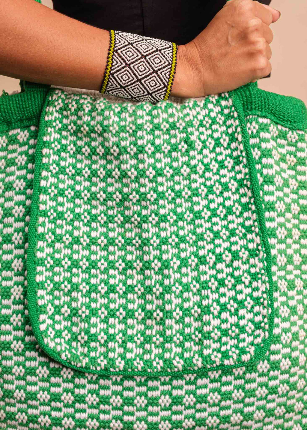Bolsa de tecelagem verde e branca feita pelo povo Guajajara, artesanato indígena brasileiro 