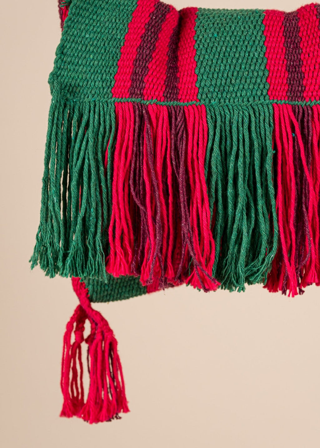 Bolsa de tecelagem verde e vermelha feita pelo povo Guajajara, artesanato indígena brasileiro 