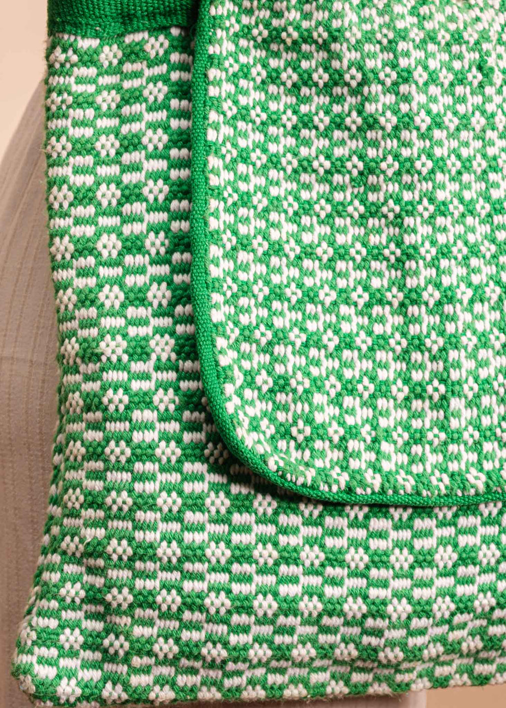 Bolsa de tecelagem verde e branca feita pelo povo Guajajara, artesanato indígena brasileiro 