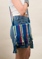 Bolsa de tecelagem colorida feita pelo povo Guajajara, artesanato indígena brasileiro 