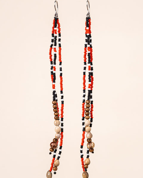 Os Brincos indígenas de miçangas e de sementes são únicos e feitos à mão pelos povos originários do Brasil. São carregados de força e beleza. Conheça as artes feitas à mão pelos povos indígenas do Brasil. Adquira a sua agora, garanta 6% de desconto no PIX