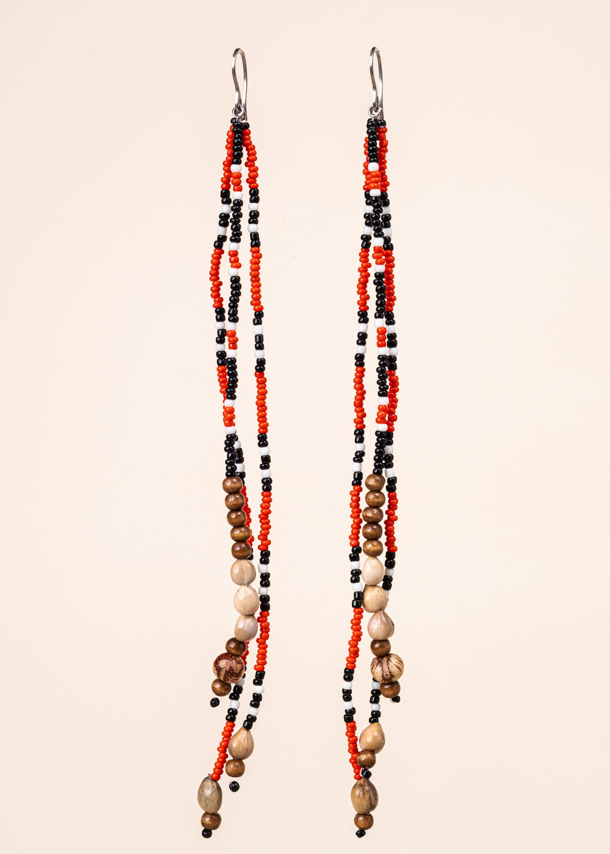 Os Brincos indígenas de miçangas e de sementes são únicos e feitos à mão pelos povos originários do Brasil. São carregados de força e beleza. Conheça as artes feitas à mão pelos povos indígenas do Brasil. Adquira a sua agora, garanta 6% de desconto no PIX