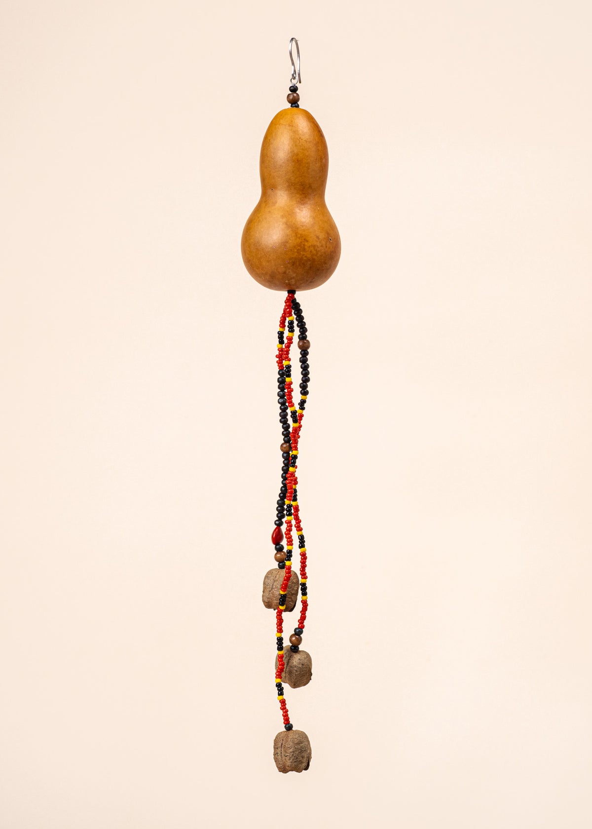 Os Brincos indígenas de miçangas e de sementes são únicos e feitos à mão pelos povos originários do Brasil. São carregados de força e beleza. Conheça as artes feitas à mão pelos povos indígenas do Brasil. Adquira a sua agora, garanta 6% de desconto no PIX