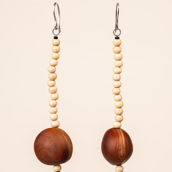 Os Brincos indígenas de miçangas e de sementes são únicos e feitos à mão pelos povos originários do Brasil. São carregados de força e beleza. Conheça as artes feitas à mão pelos povos indígenas do Brasil. Adquira a sua agora, garanta 6% de desconto no PIX