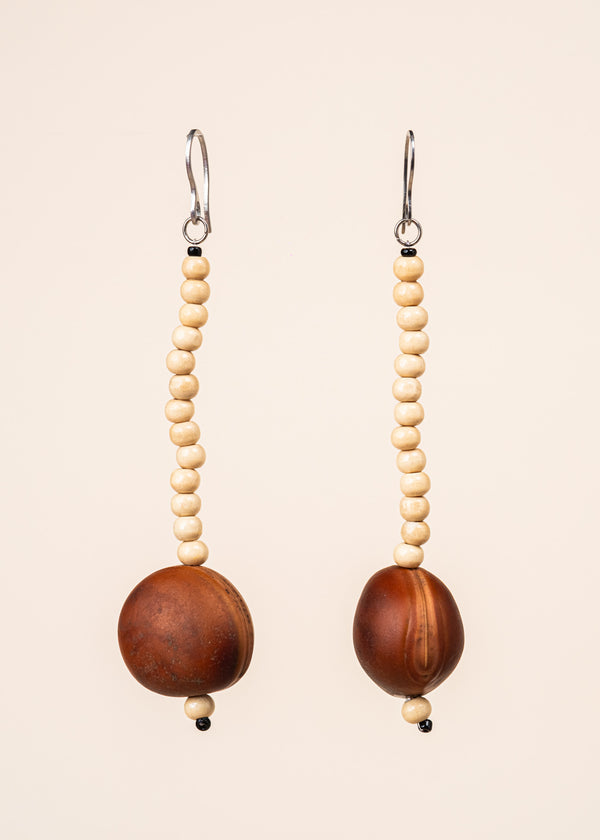 Os Brincos indígenas de miçangas e de sementes são únicos e feitos à mão pelos povos originários do Brasil. São carregados de força e beleza. Conheça as artes feitas à mão pelos povos indígenas do Brasil. Adquira a sua agora, garanta 6% de desconto no PIX