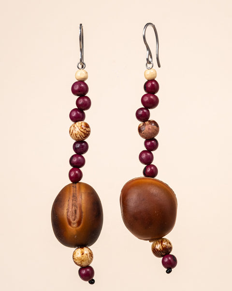 Os Brincos indígenas de miçangas e de sementes são únicos e feitos à mão pelos povos originários do Brasil. São carregados de força e beleza. Conheça as artes feitas à mão pelos povos indígenas do Brasil. Adquira a sua agora, garanta 6% de desconto no PIX