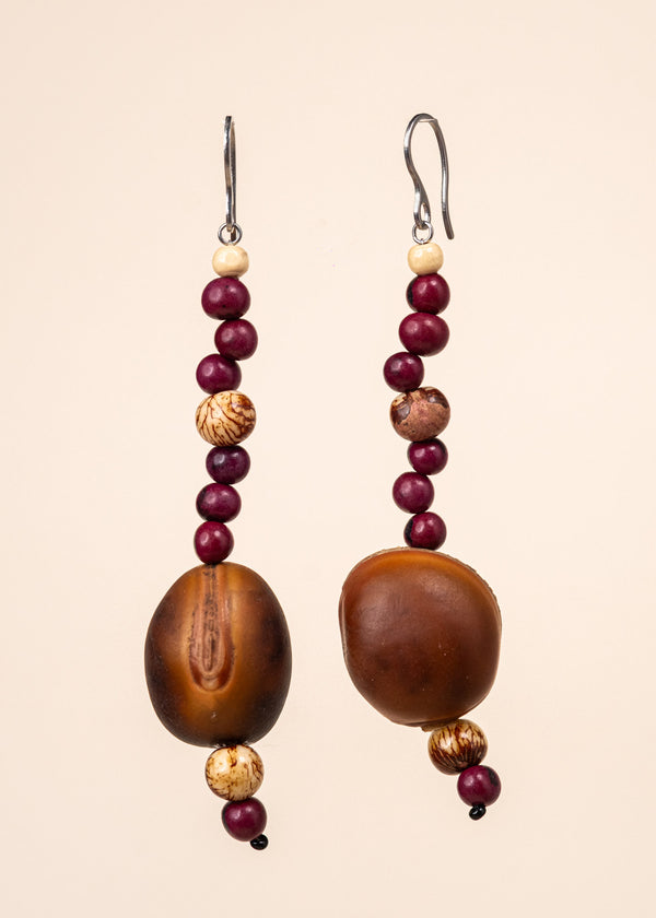 Os Brincos indígenas de miçangas e de sementes são únicos e feitos à mão pelos povos originários do Brasil. São carregados de força e beleza. Conheça as artes feitas à mão pelos povos indígenas do Brasil. Adquira a sua agora, garanta 6% de desconto no PIX