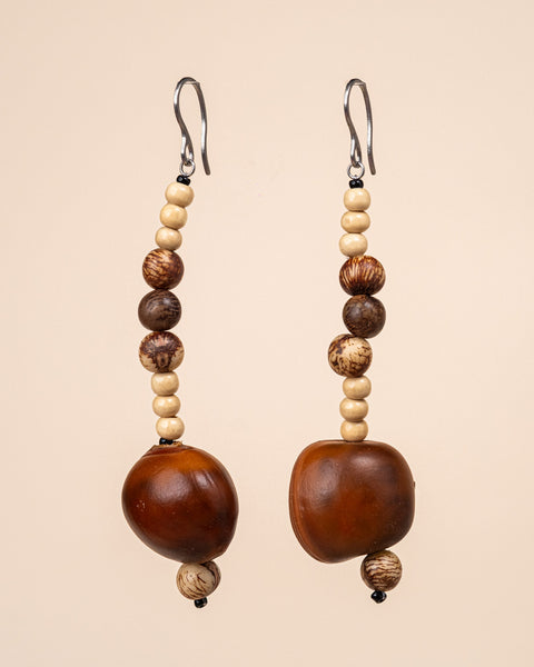 Os Brincos indígenas de miçangas e de sementes são únicos e feitos à mão pelos povos originários do Brasil. São carregados de força e beleza. Conheça as artes feitas à mão pelos povos indígenas do Brasil. Adquira a sua agora, garanta 6% de desconto no PIX