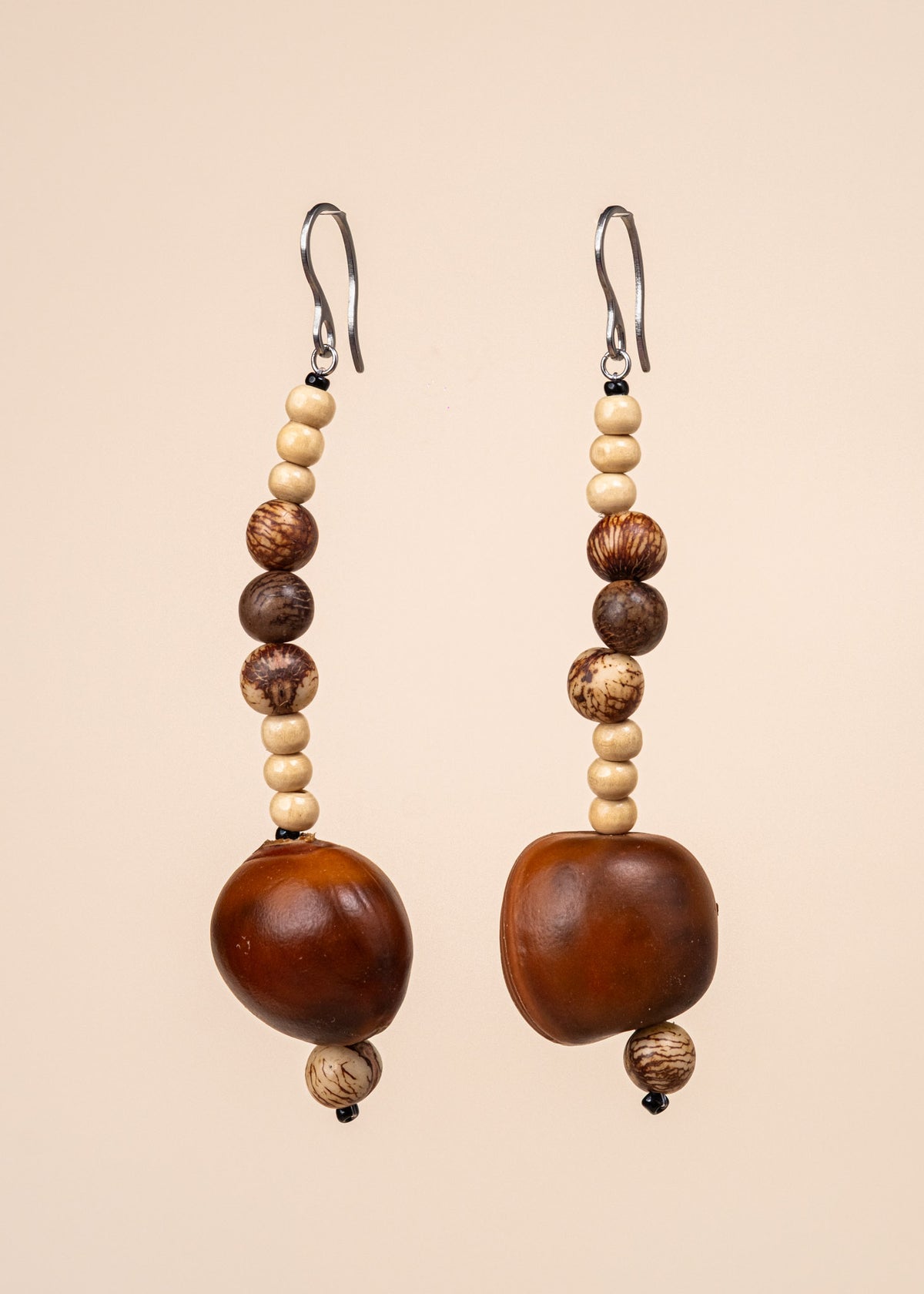 Os Brincos indígenas de miçangas e de sementes são únicos e feitos à mão pelos povos originários do Brasil. São carregados de força e beleza. Conheça as artes feitas à mão pelos povos indígenas do Brasil. Adquira a sua agora, garanta 6% de desconto no PIX