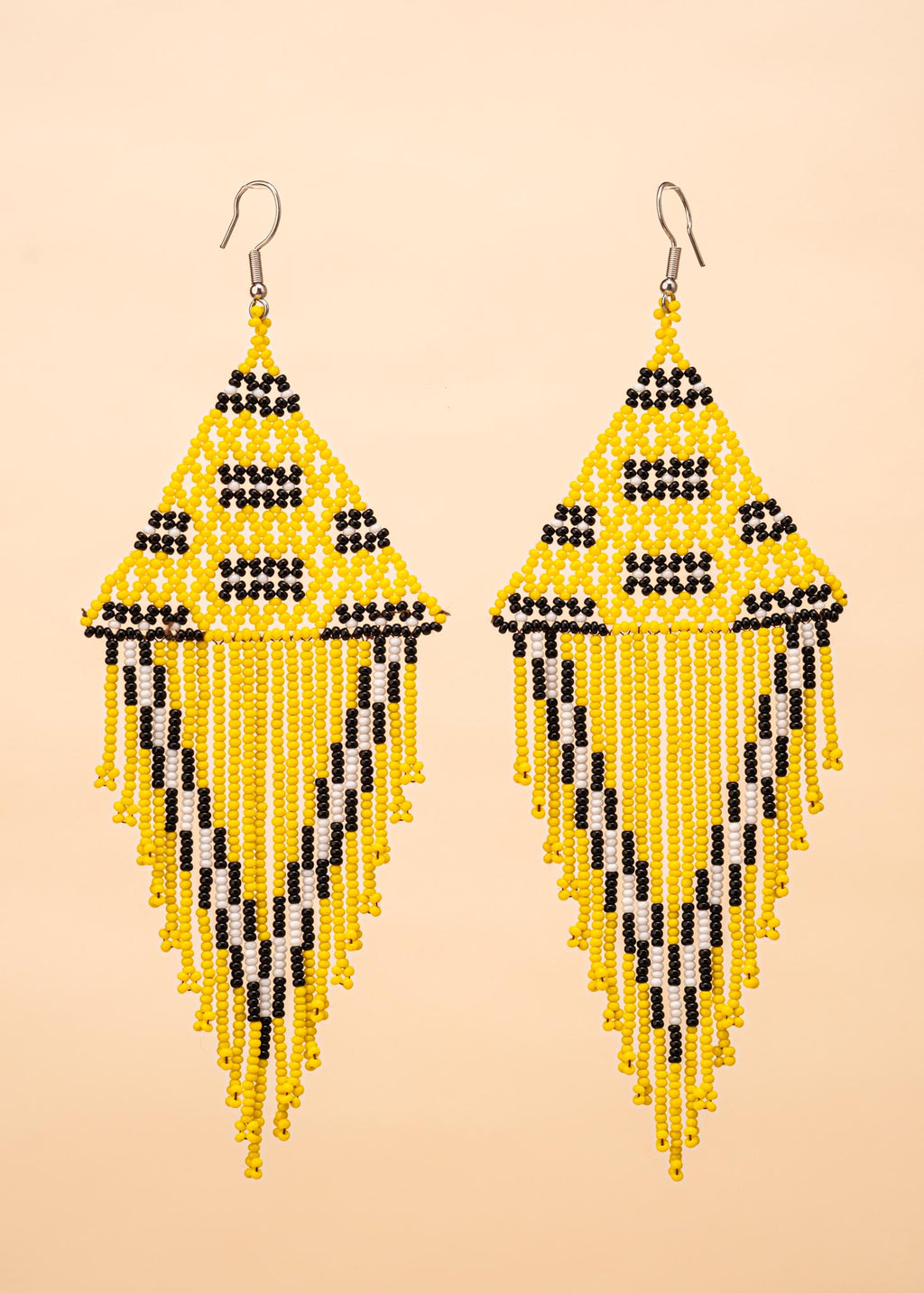 Brincos de miçangas amarelo, preto e branco feito pelo povo Kayapó, artesanato indígena brasileiro