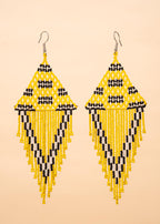 Brincos de miçangas amarelo, preto e branco feito pelo povo Kayapó, artesanato indígena brasileiro