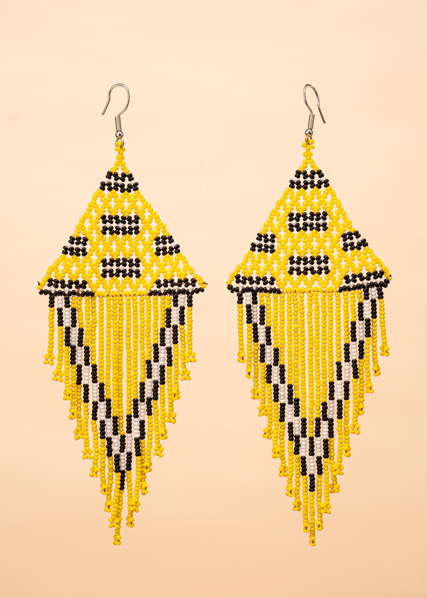 Brincos de miçangas amarelo, preto e branco feito pelo povo Kayapó, artesanato indígena brasileiro