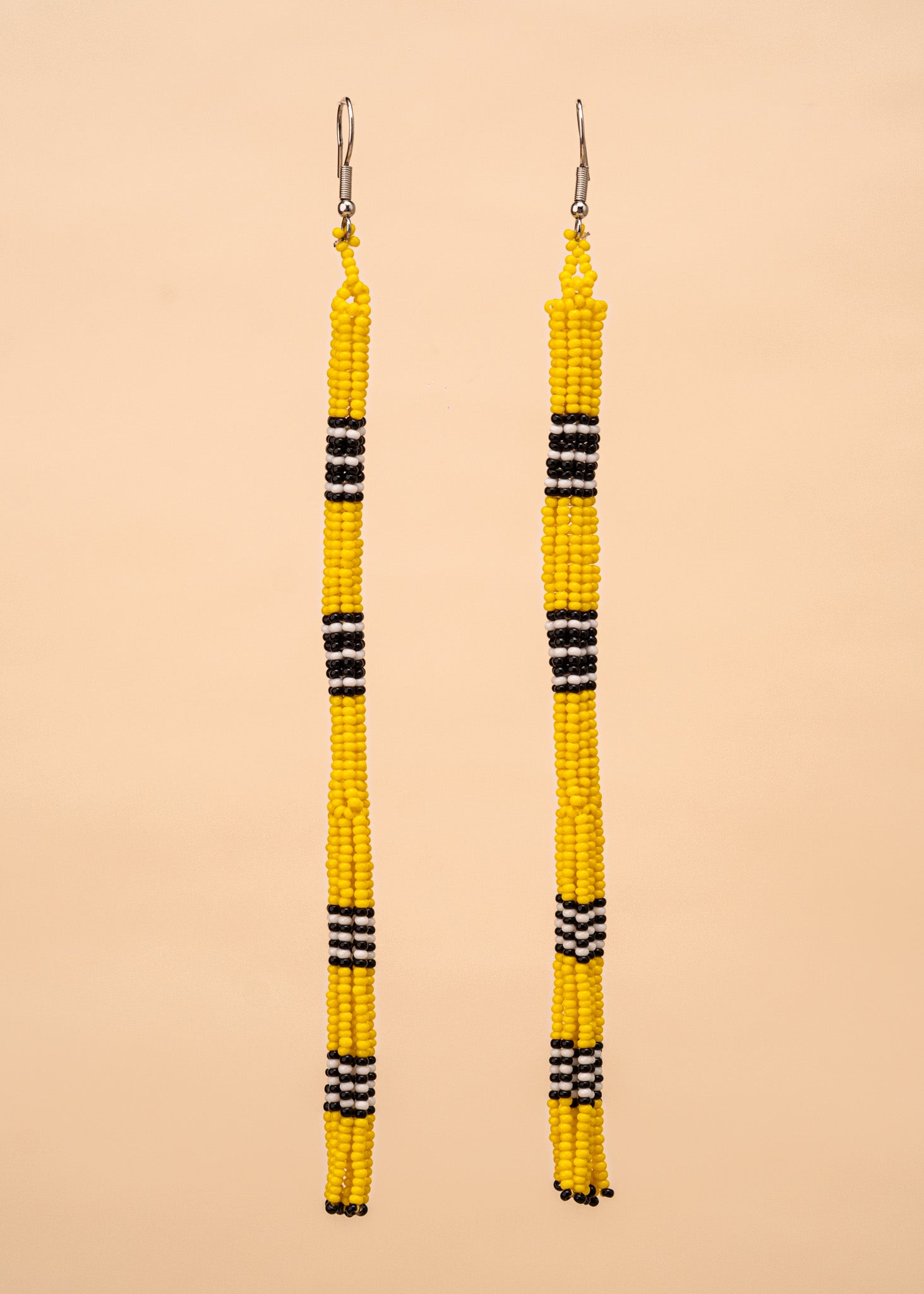 Brincos de miçangas amarelo, preto e branco feito pelo povo Kayapó, artesanato indígena brasileiro