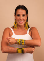 Brincos de miçangas amarelo, preto e branco feito pelo povo Kayapó, artesanato indígena brasileiro