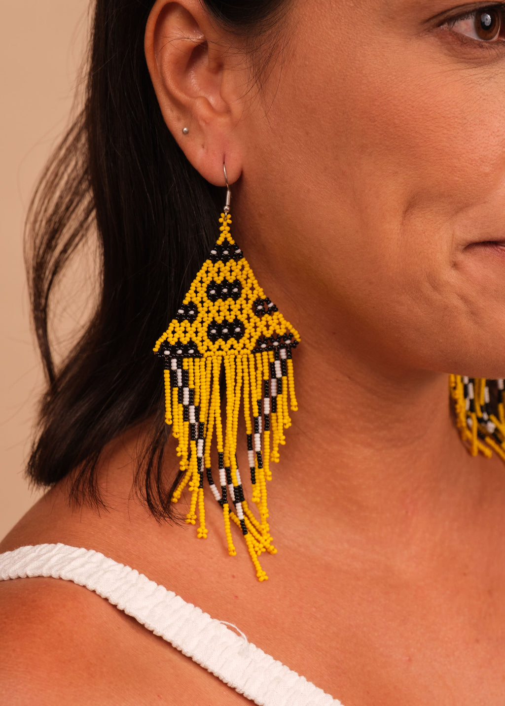 Brincos de miçangas amarelo, preto e branco feito pelo povo Kayapó, artesanato indígena brasileiro