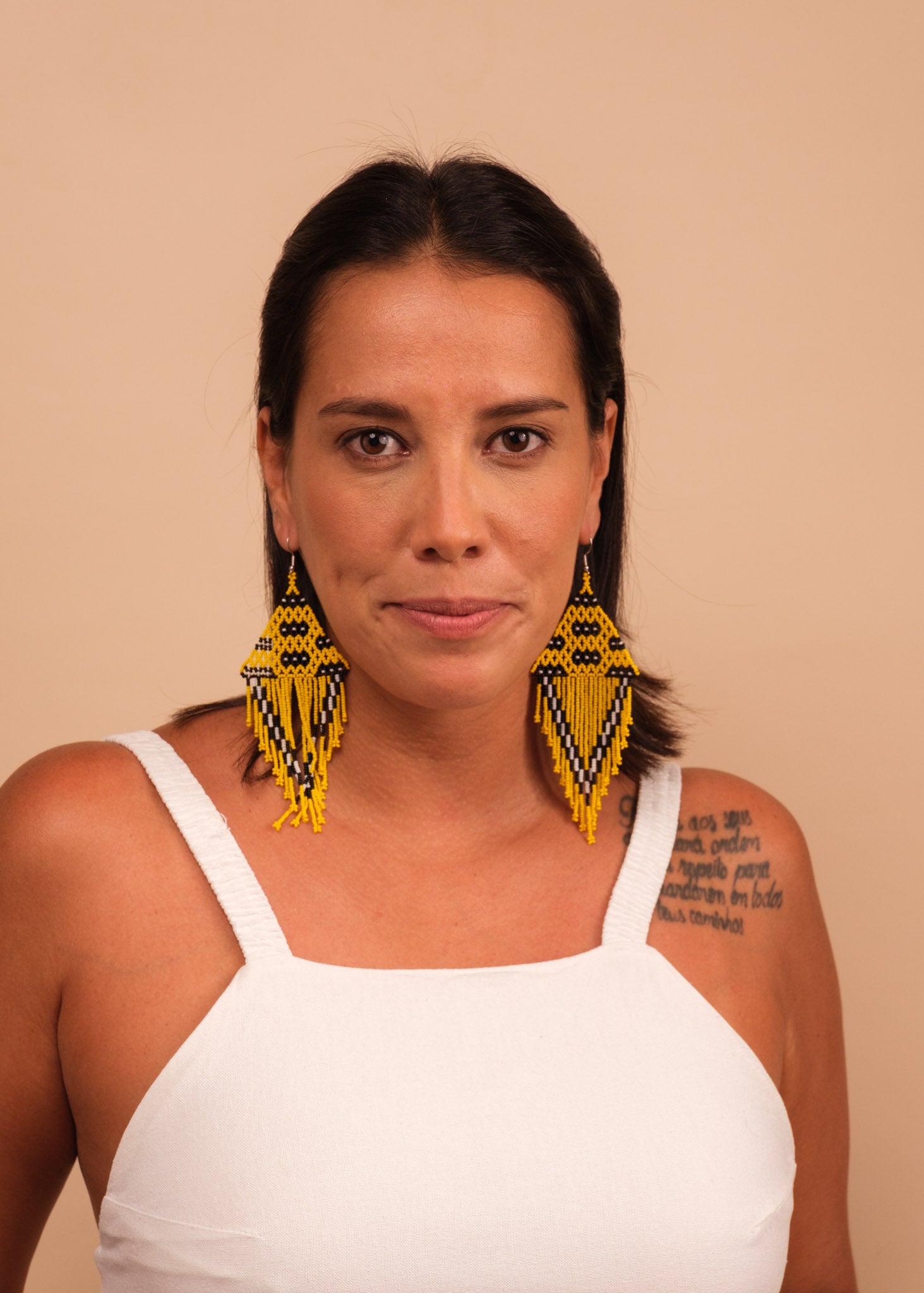 Brincos de miçangas amarelo, preto e branco feito pelo povo Kayapó, artesanato indígena brasileiro
