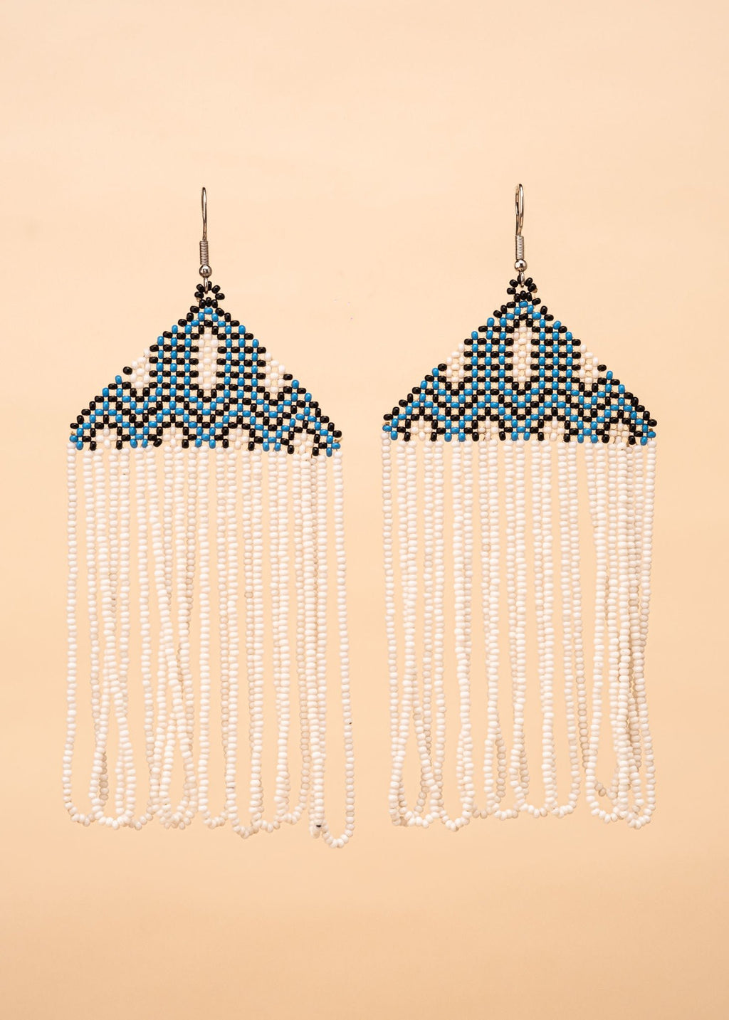 Brincos de miçangas azul e branco feitos pelo povo Kayapó, artesanato indígena brasileiro 