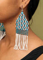 Brincos de miçangas azul, branco e preto feitos pelo povo Kayapó, artesanato indígena brasileiro 