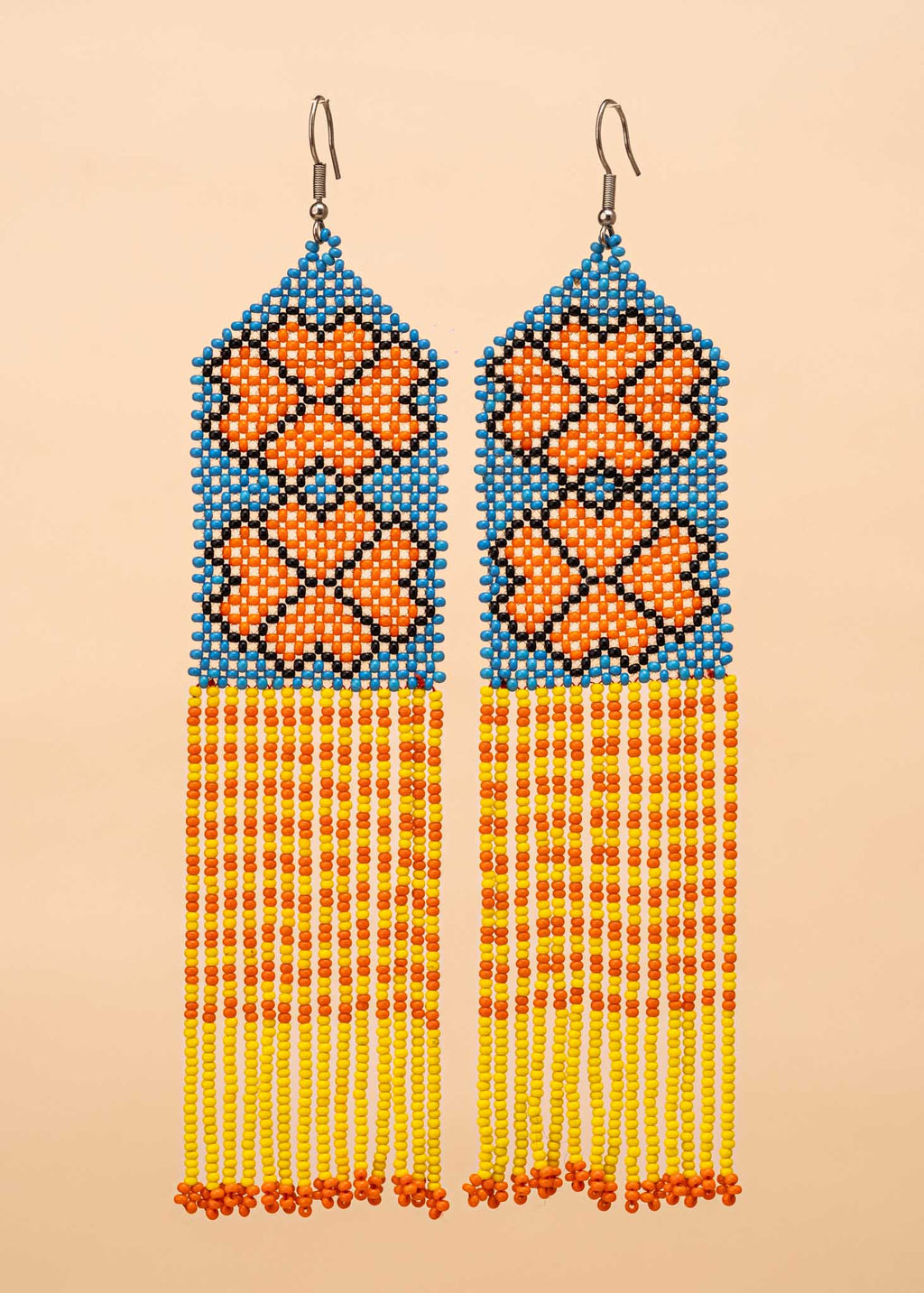 Brincos de miçangas laranja, azul e amarelo feitos pelo povo Kayapó, artesanato indígena brasileiro 